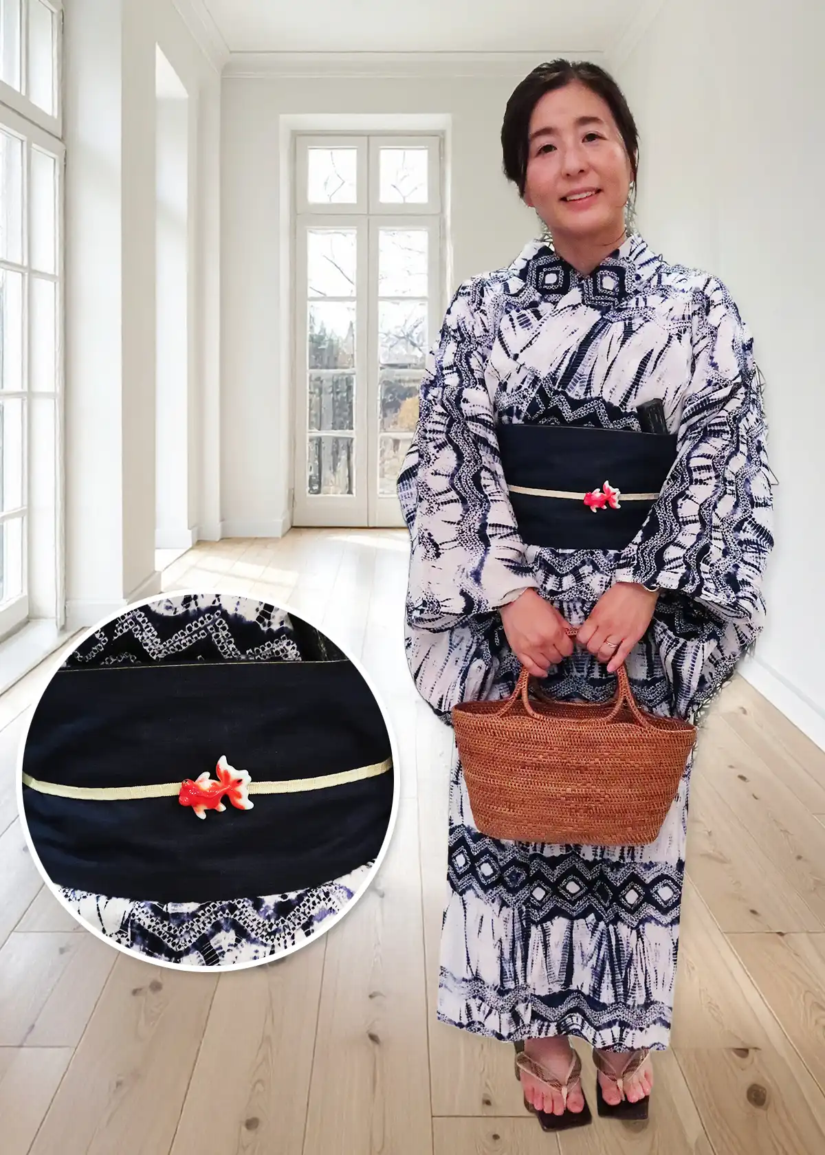 有松絞り浴衣に合わせた金魚刺繍の麻半幅帯と金魚帯留め