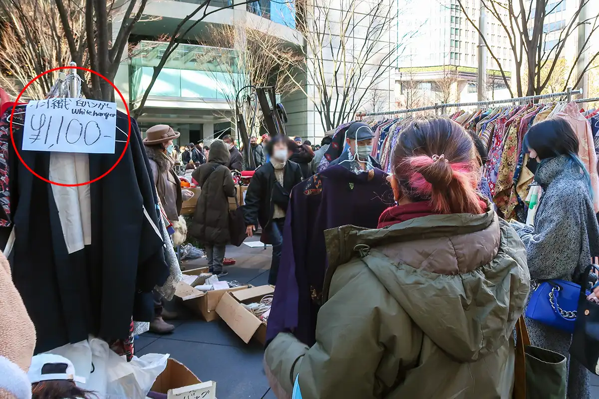 着物や帯が所狭しと並ぶアンティーク着物店