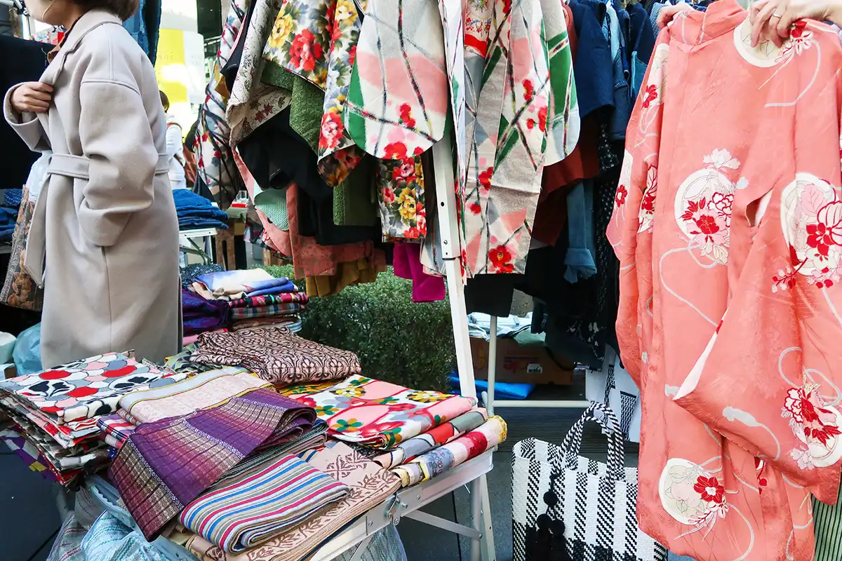 店先で見つけたカラフルな銘仙着物