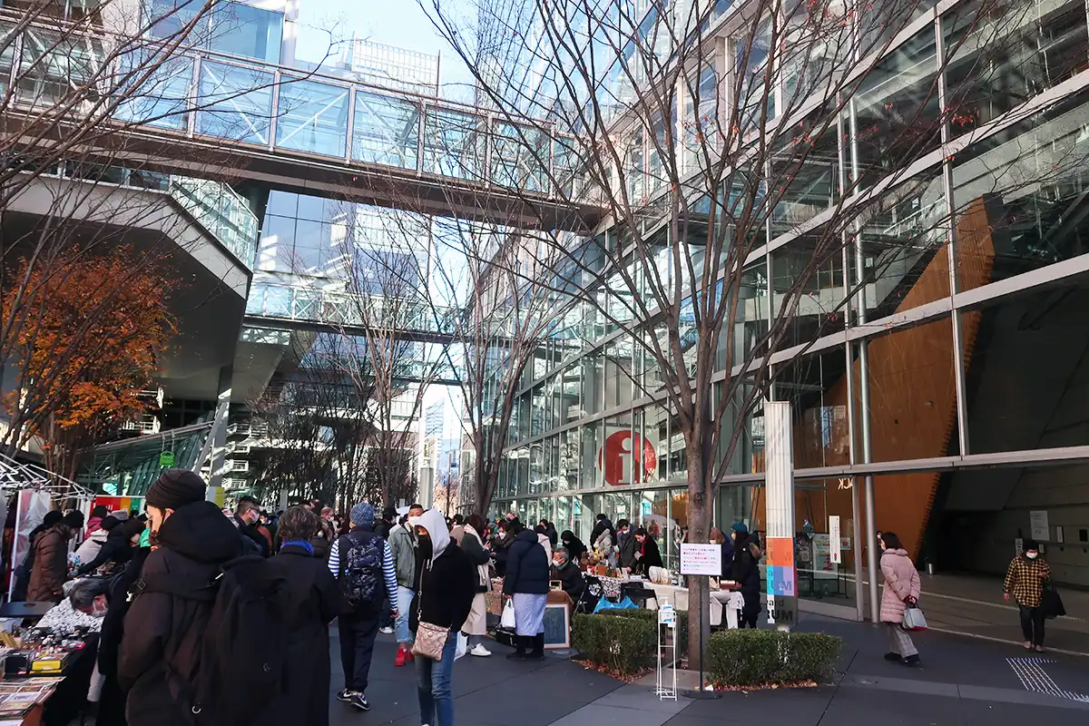 新春の大江戸骨董市を楽しむ多くの来場者