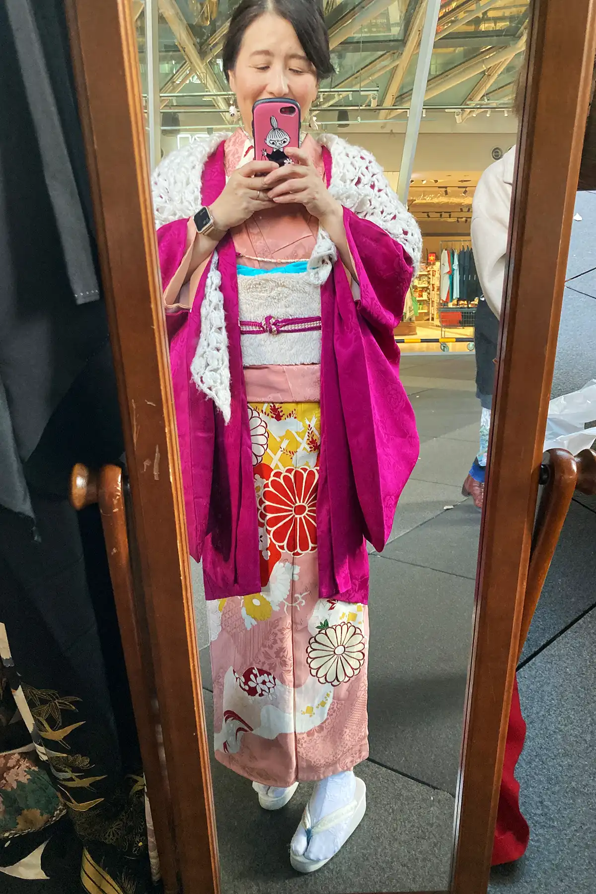 紋錦紗のピンク色一つ紋着物にフェイクムートン帯を合わせたお正月コーディネート