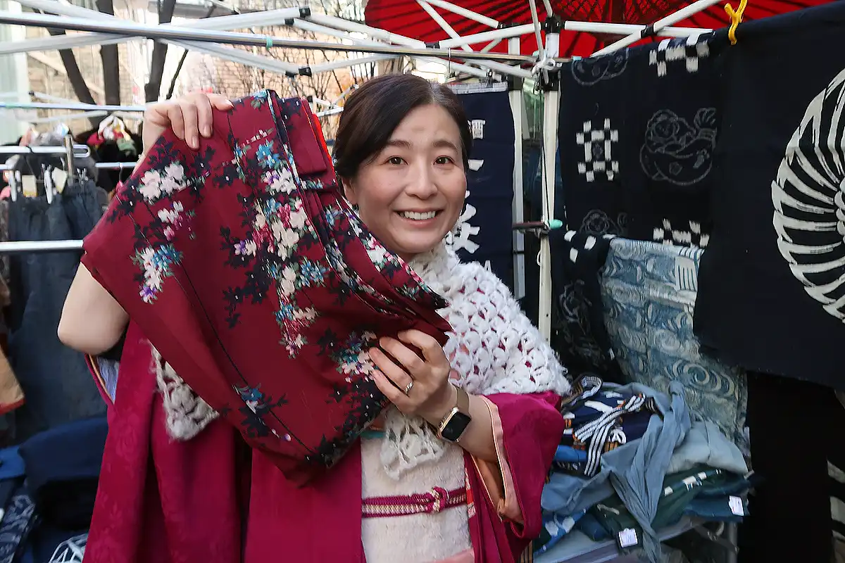 落ち着いた深い赤色に洋花柄が描かれた着物