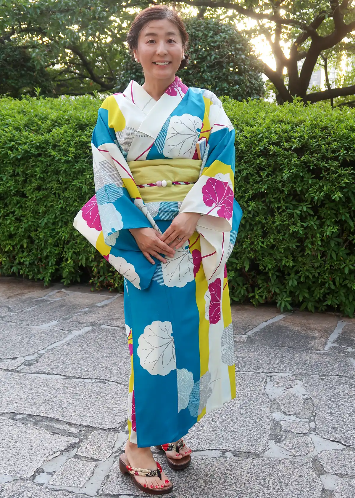 太縞にフキの葉があしらわれた撫松庵のセオ・アルファ浴衣(前姿)
