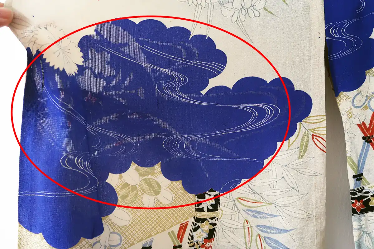 光に透かして織り柄が浮かび上がった紋紗の生地