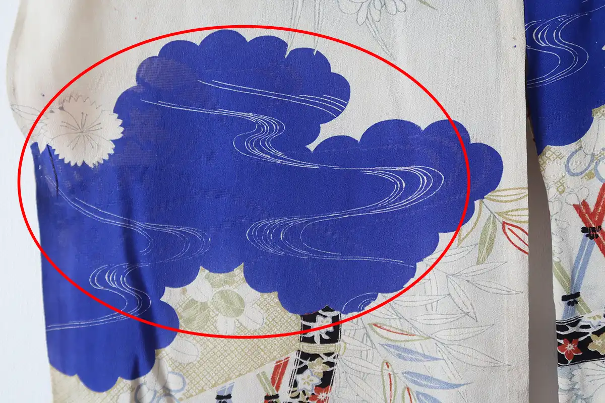 光に透かす前の紋紗の青い雲取り部分
