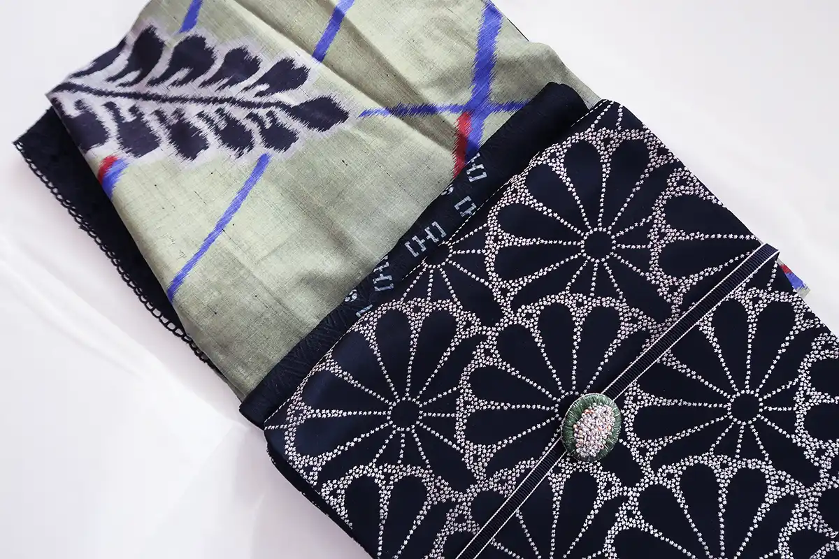 抹茶色の藤柄銘仙着物に黒地の菊柄帯を合わせたモノトーンコーデ 帯周り