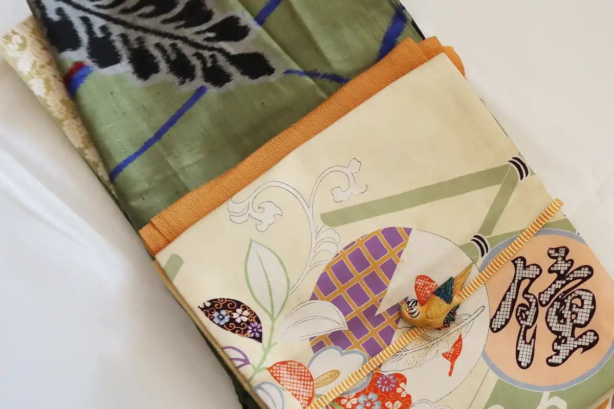 抹茶色の藤柄銘仙着物にレモン色のアンティーク昼夜帯を合わせたコーデ 帯周り