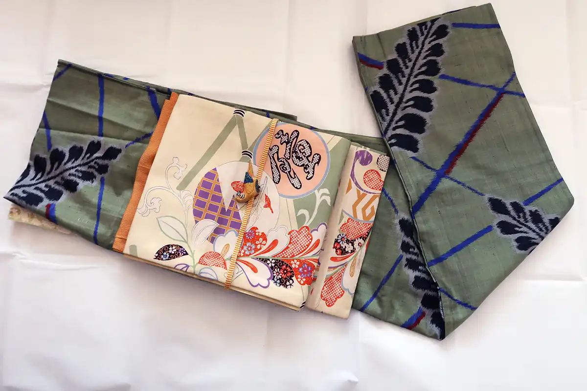 抹茶色の藤柄銘仙着物にレモン色のアンティーク昼夜帯を合わせたレトロコーデ