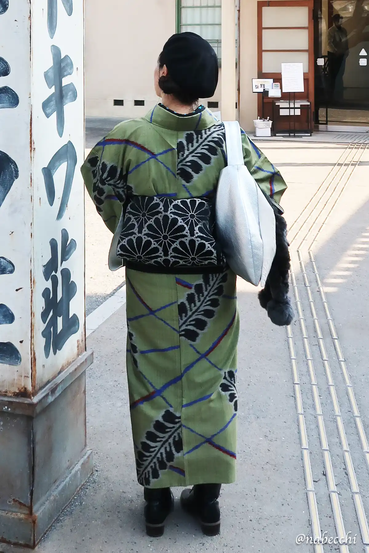 銘仙着物コーデの後ろ姿。大きな藤柄の帯とシルバーのバッグがアクセント