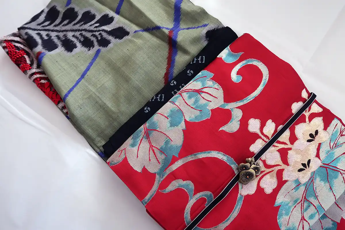 抹茶色の藤柄銘仙着物に赤い袋帯を合わせたレトロモダンコーデ 帯周り