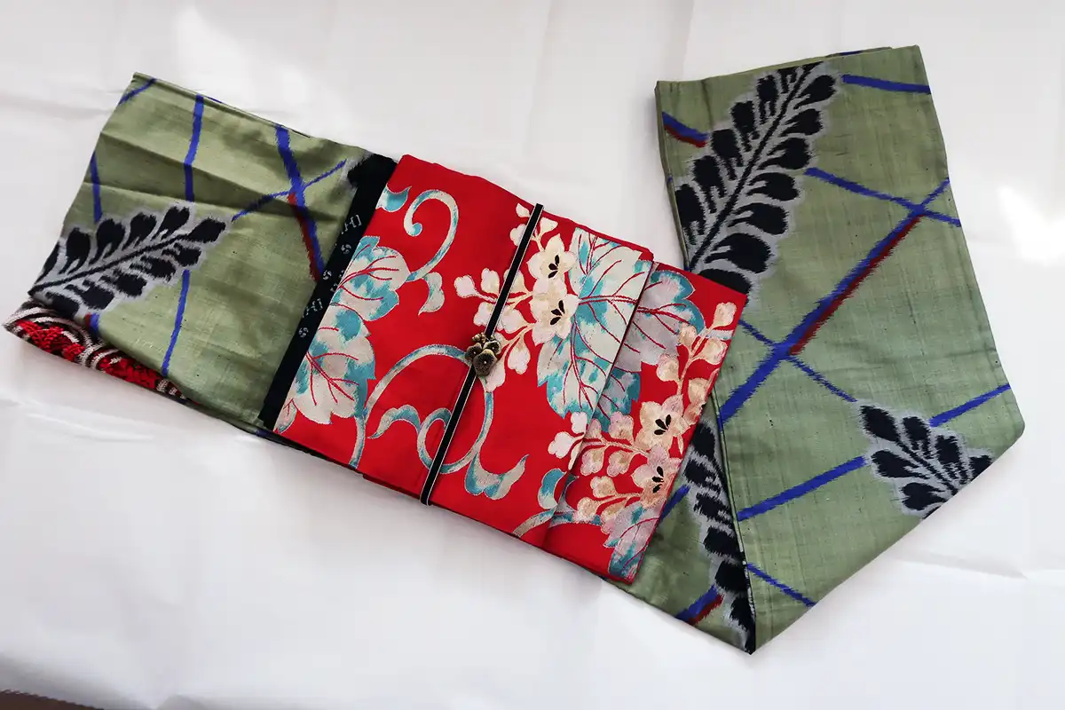 抹茶色の藤柄銘仙着物に赤い袋帯を合わせた大胆コーデ