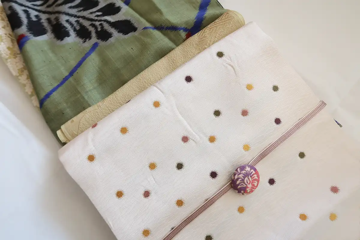 抹茶色の藤柄銘仙着物に白地の水玉帯を合わせたコーデ 帯周り