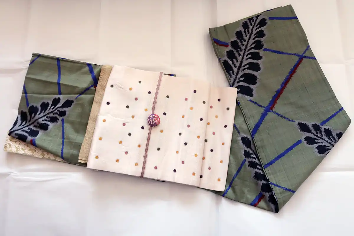 抹茶色の藤柄銘仙着物に白地の水玉帯を合わせた春コーデ