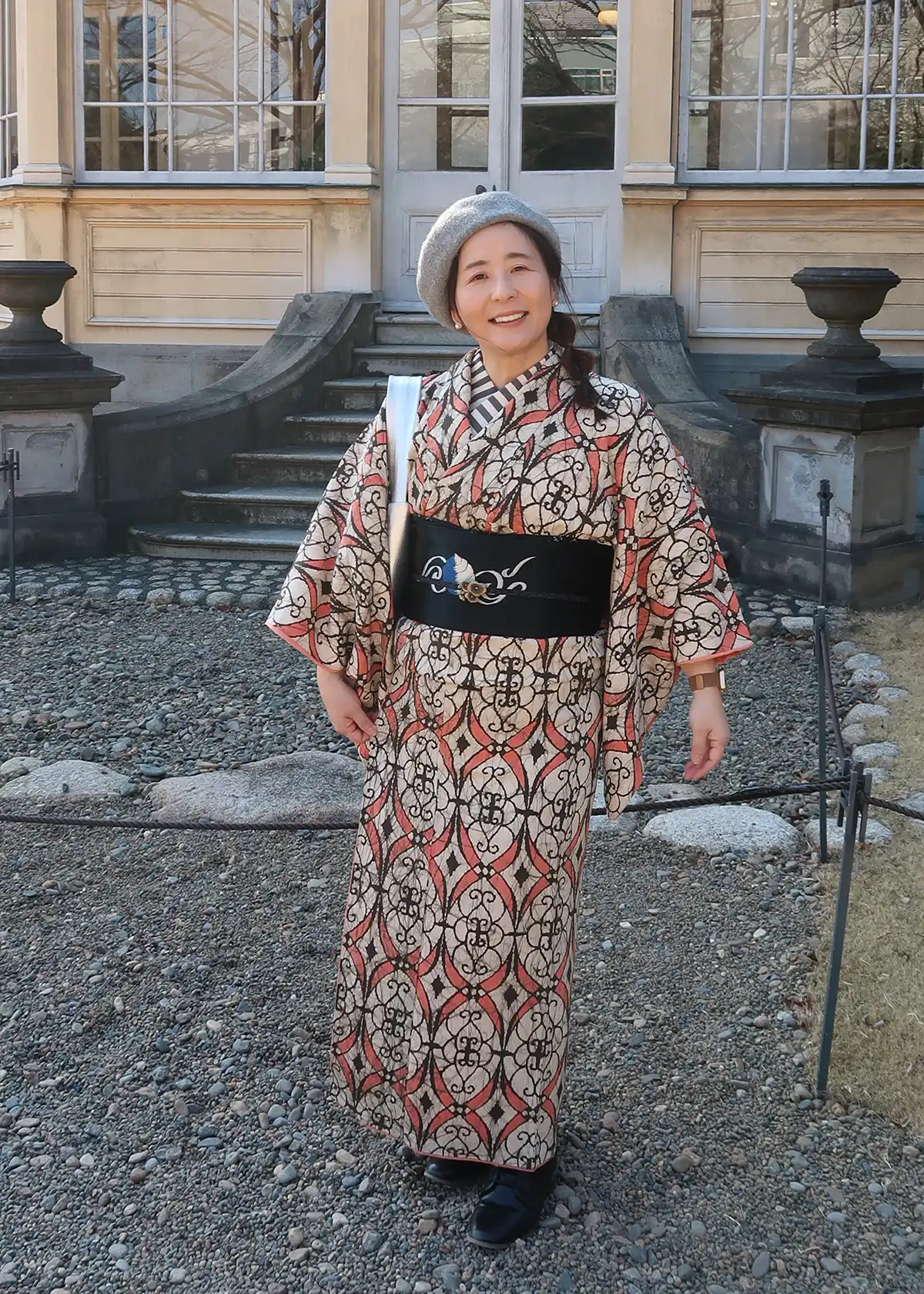 レトロなろうけつ染めの着物に黒繻子の唐獅子刺繍帯、編み上げブーツを合わせた和洋MIXコーデ（正面）