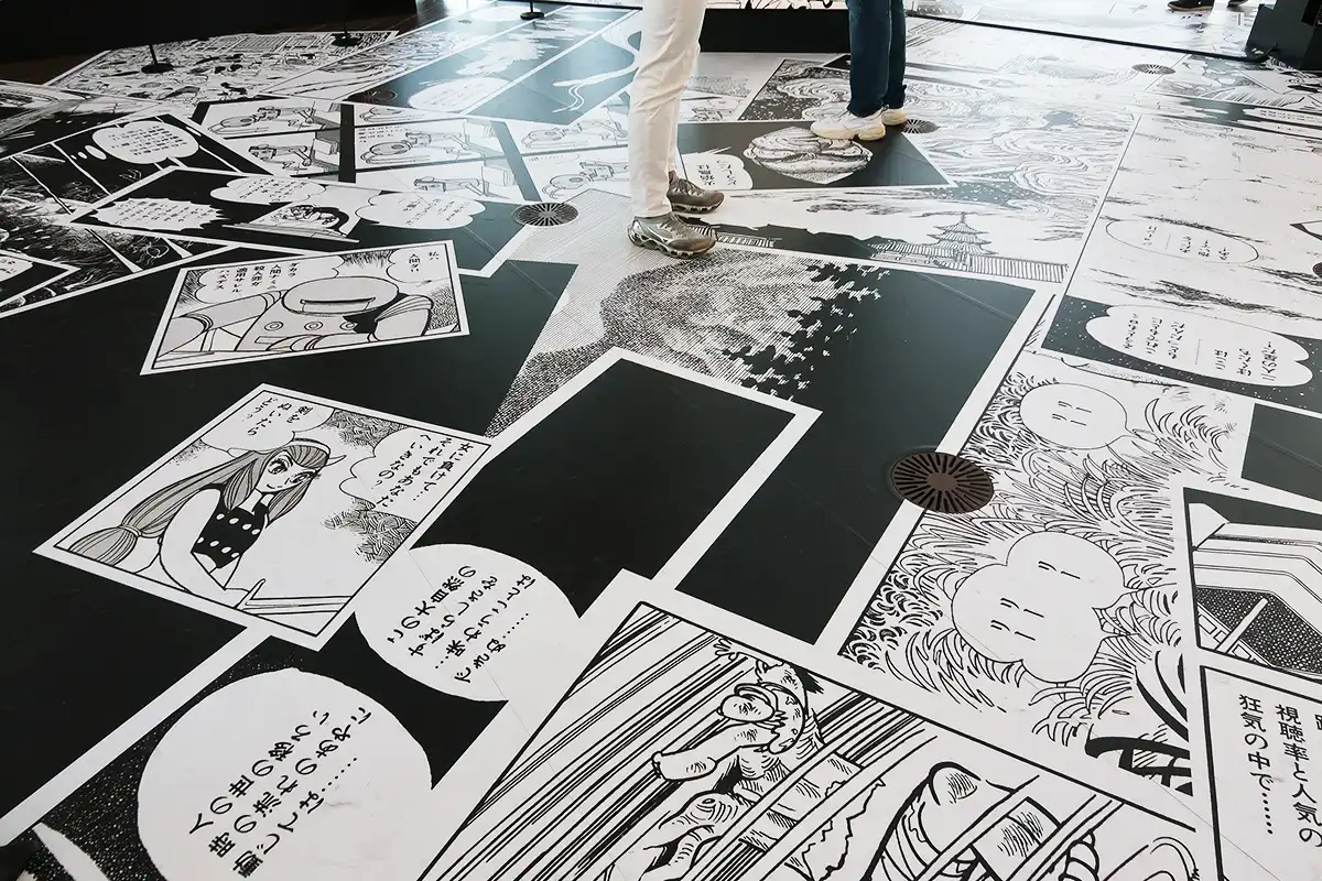 手塚治虫「火の鳥」展の会場床に大きくプリントされた漫画のコマ