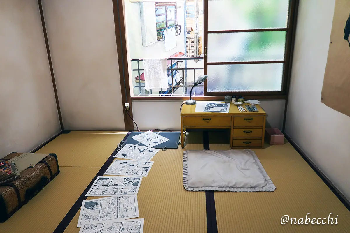 トキワ荘の漫画家の部屋を再現した展示。畳に原稿が広げられている
