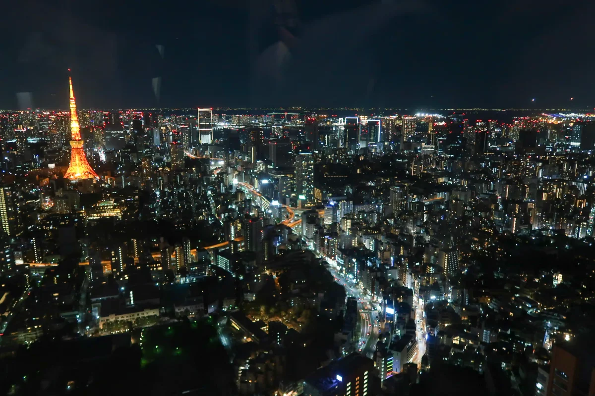 東京シティビューのスカイギャラリーから見える夜の東京タワーと夜景