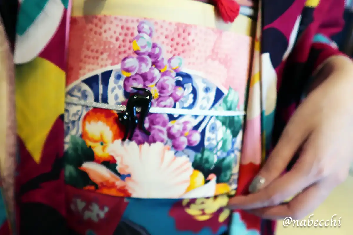 猫モチーフの帯留めをつけた友人のコーディネート