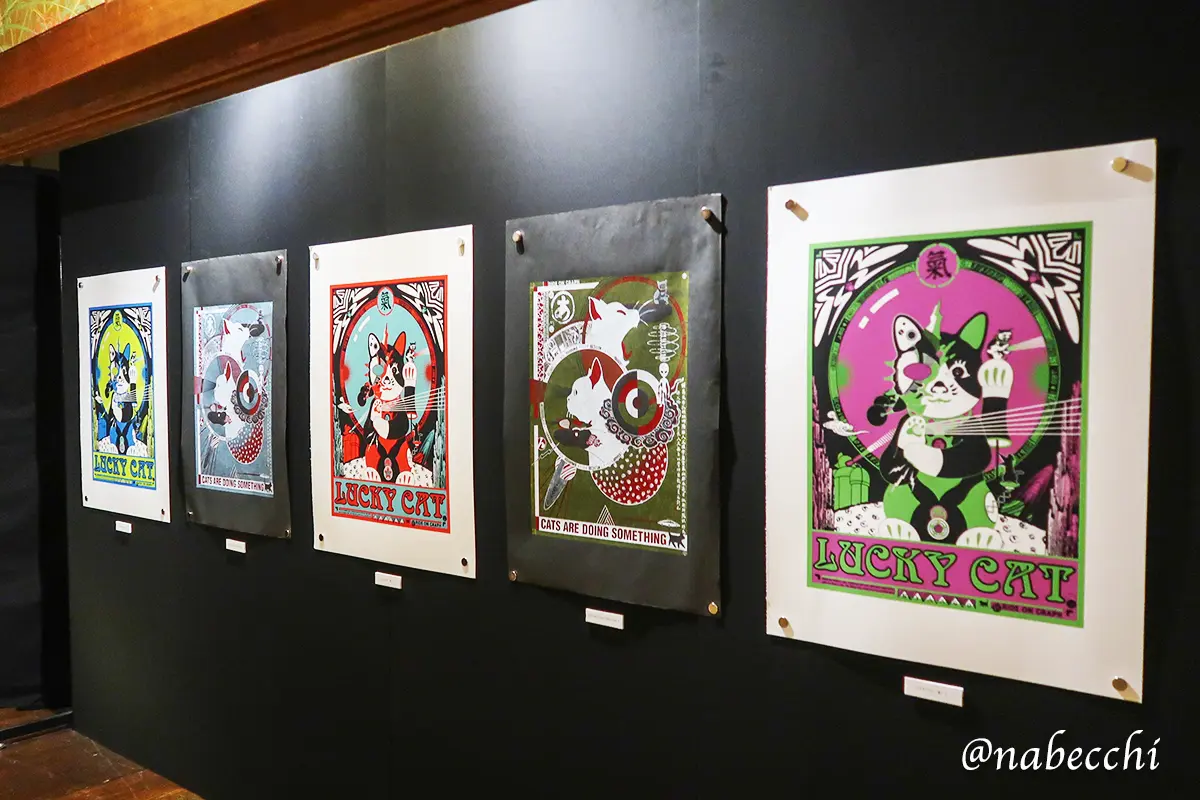 和空間に並ぶ猫アート作品の展示