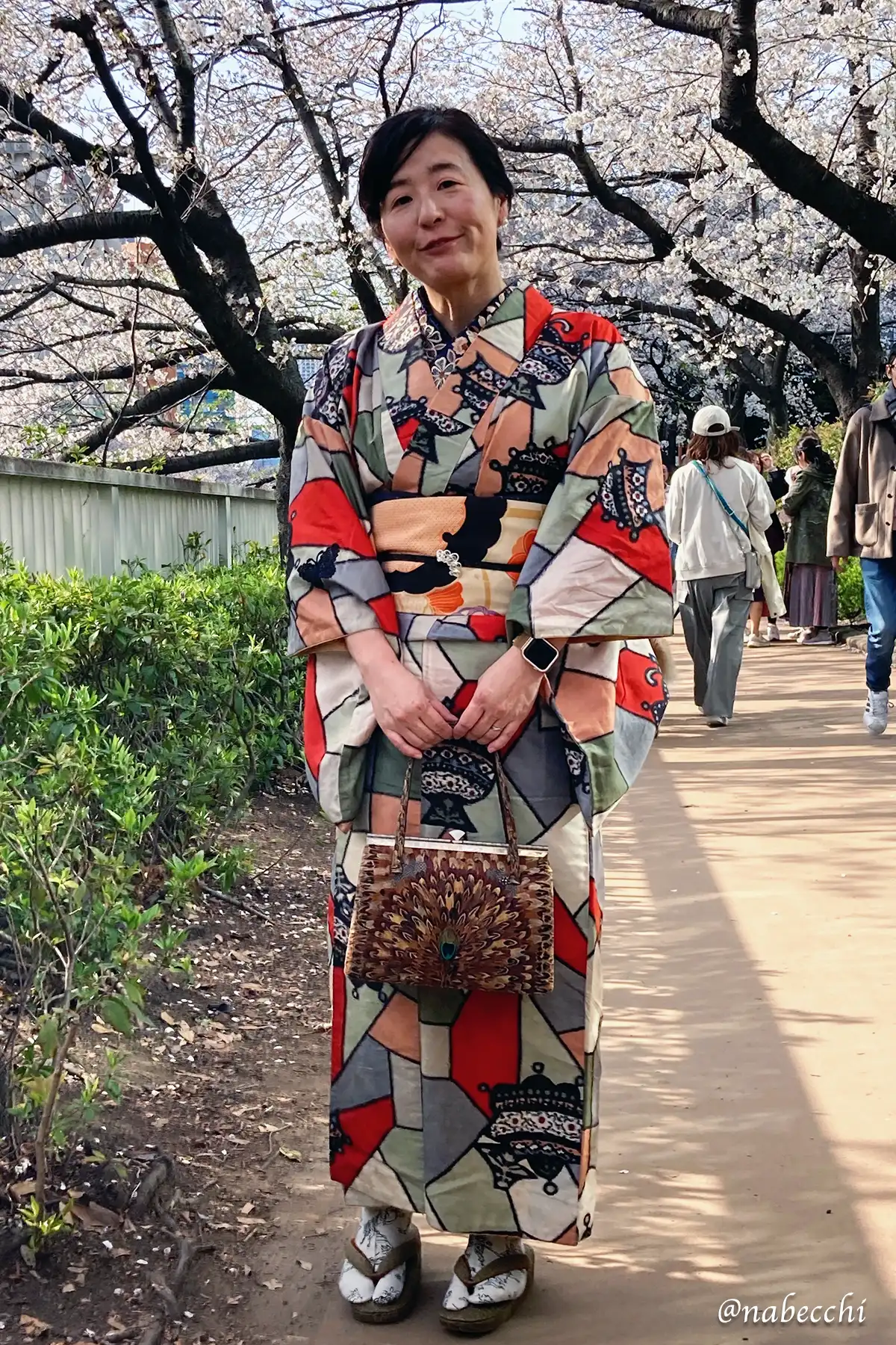 銘仙着物で歩く満開の桜の目黒川