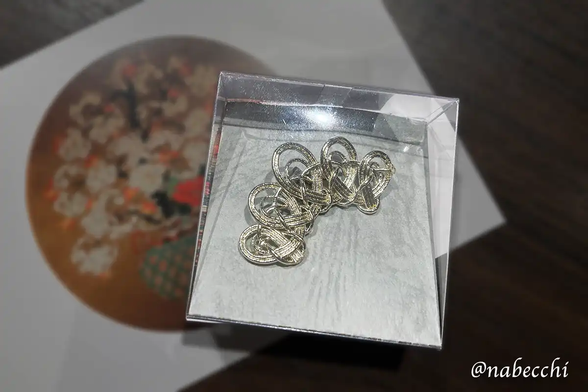 購入した銀色の水引イヤーカフ