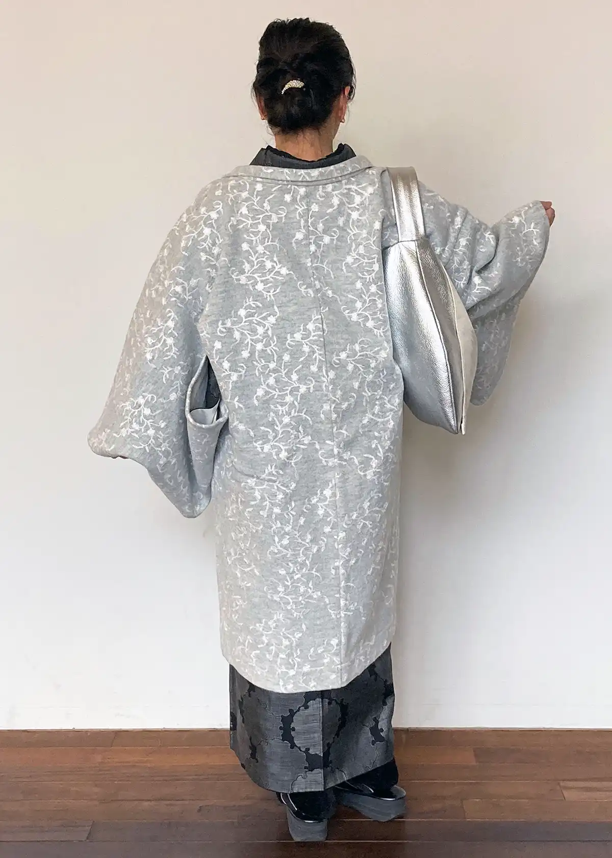 黒の大島紬にふんわり刺繍羽織を合わせた冬の着物コーディネート