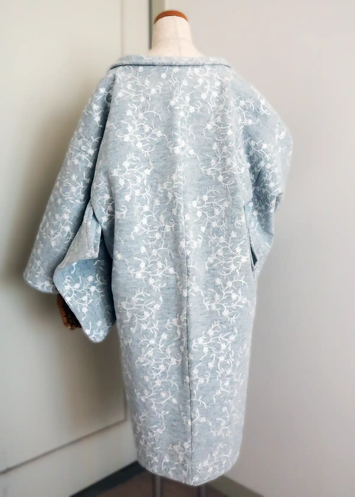ふんわりとしたフェイクウール素材の刺繍羽織(後ろ姿)
