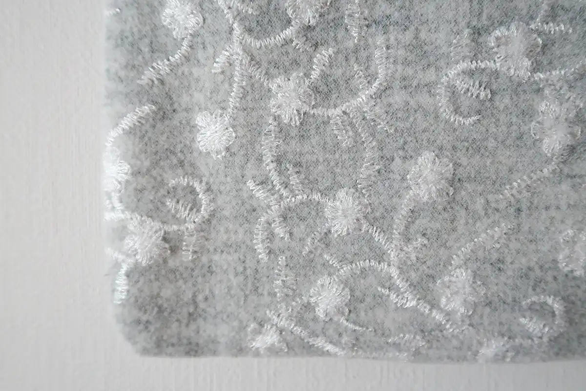 上品なボタニカル柄がミシン刺繍された羽織の生地アップ