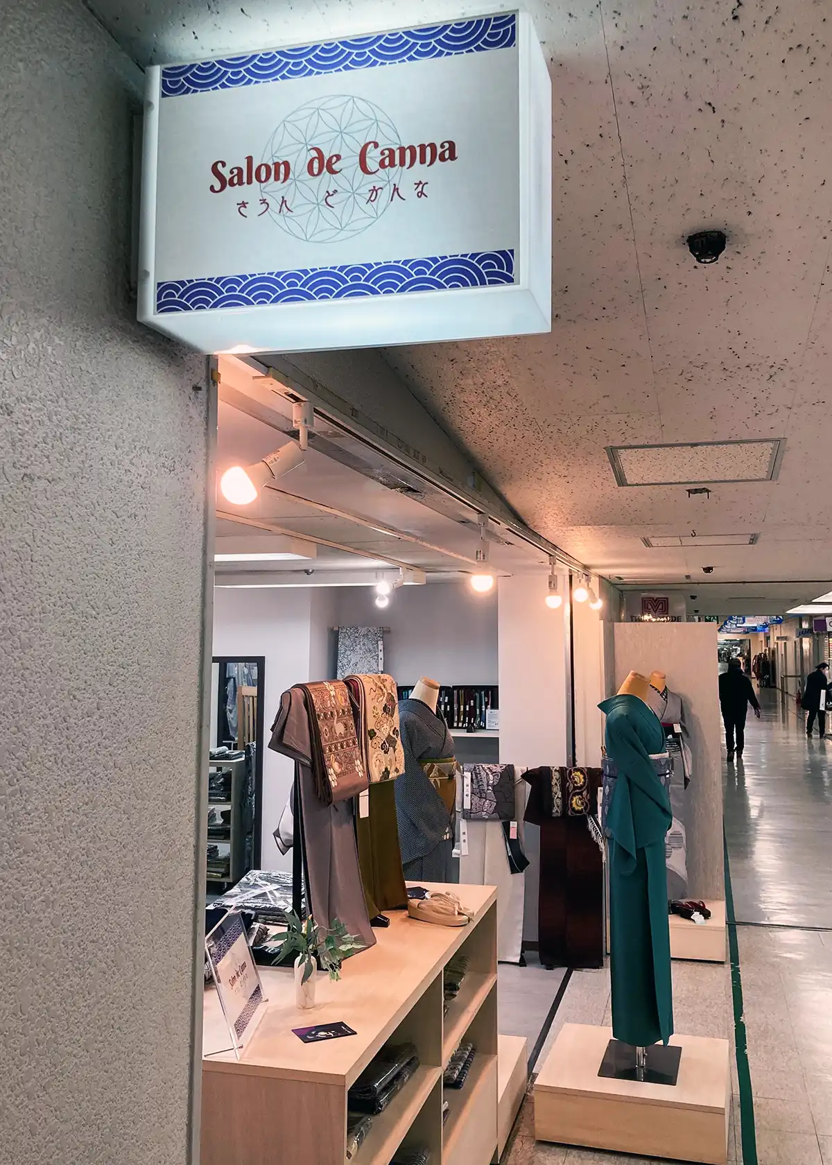 船場センタービル7号館にある着物店「salon de canna」の外観