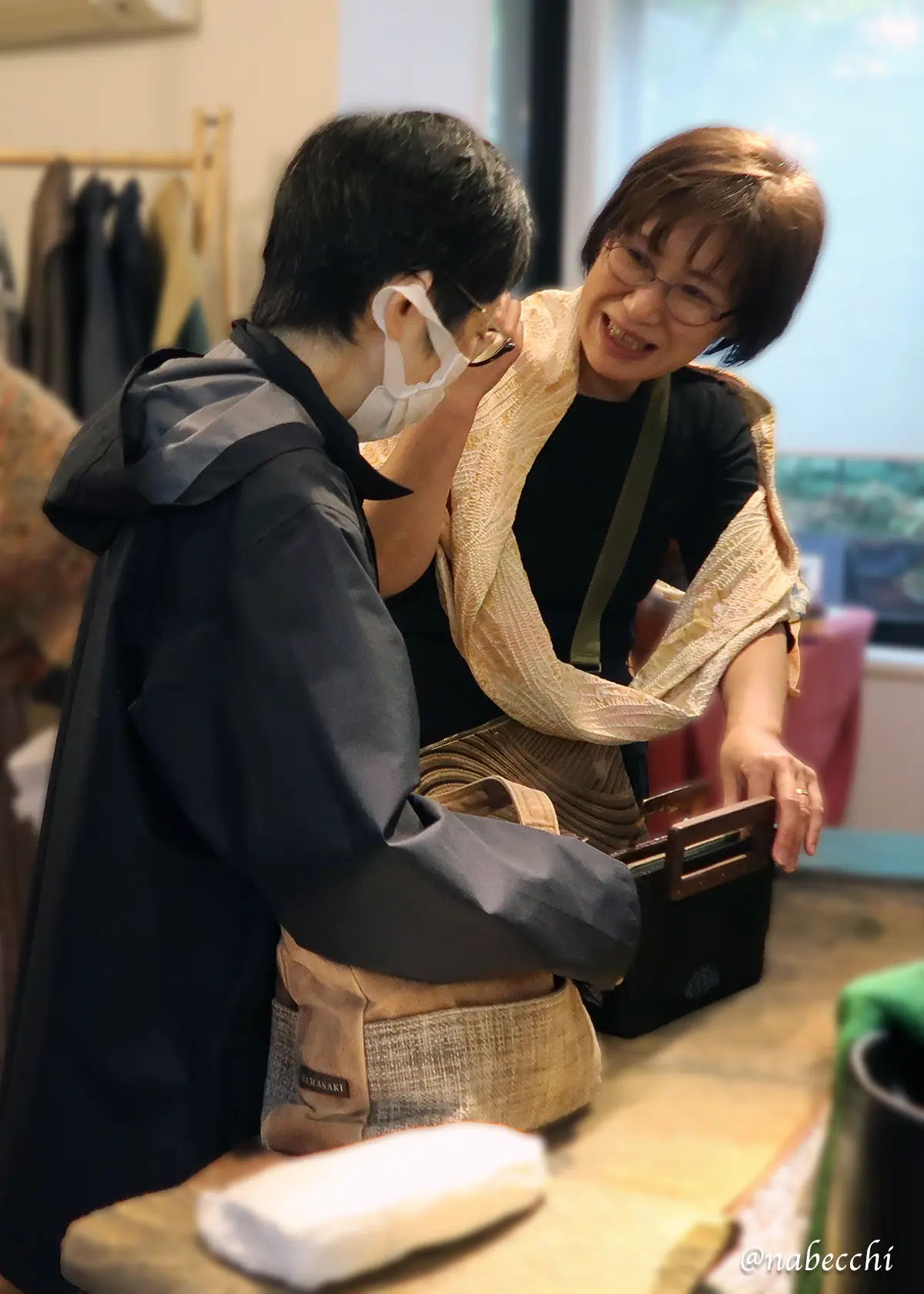 帯バッグ作家が真鍮持ち手バッグを説明する様子