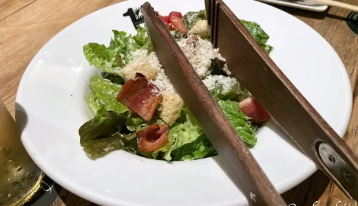 カリカリベーコンとロメインレタスのシーザーサラダ