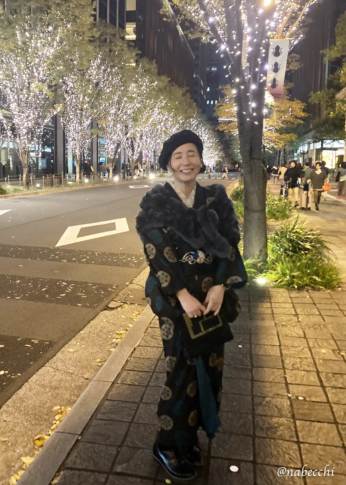 大島紬で冬の丸の内を散歩する、落ち着いた大人の夜のお出かけ