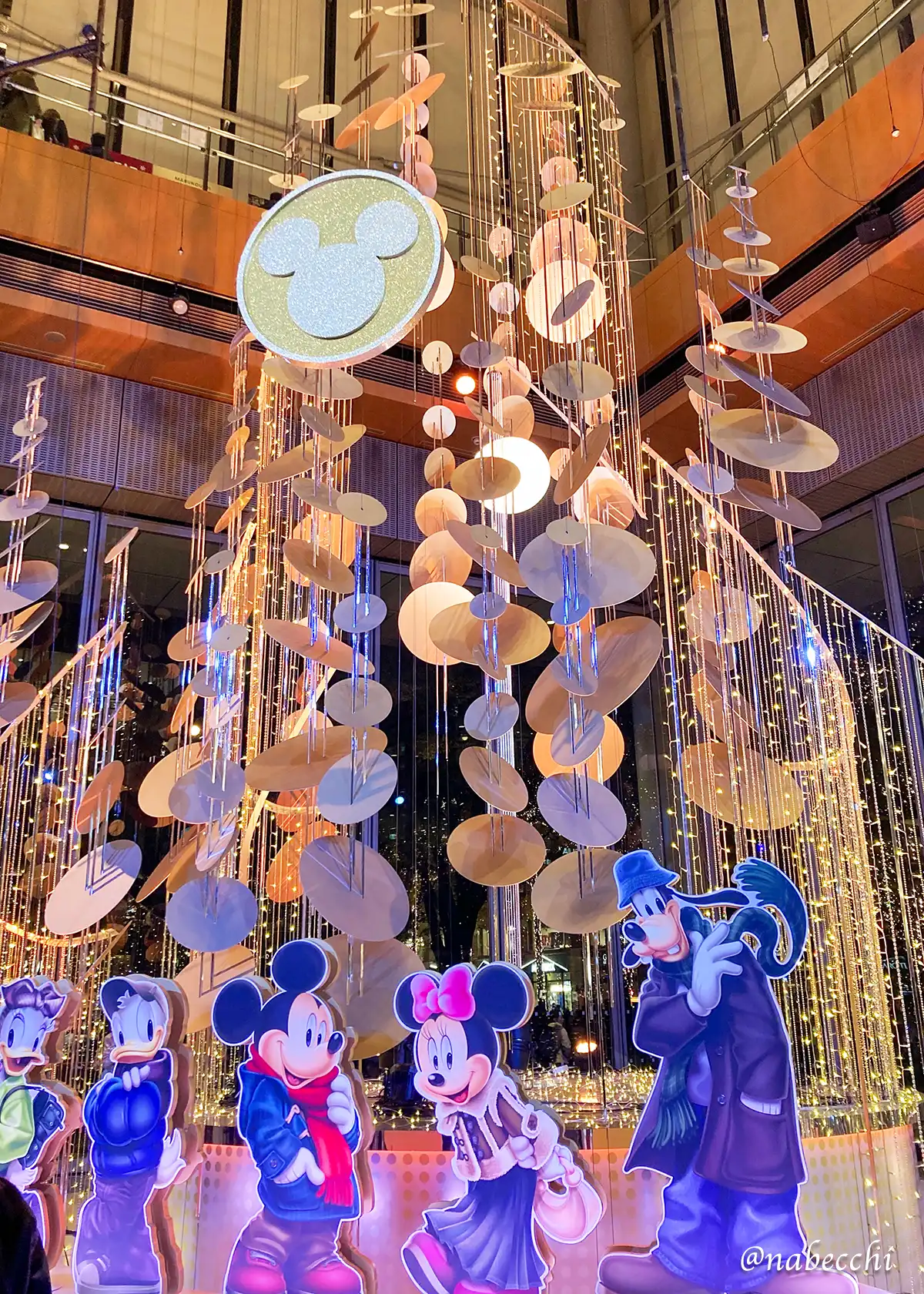 丸ビル1階マルキューブに展示されたディズニー「ミッキー&フレンズ」のクリスマスツリー