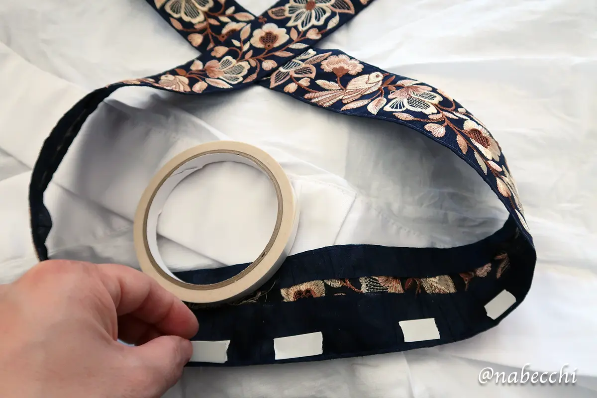 手順2：刺繍リボンの裏側に両面テープを貼る