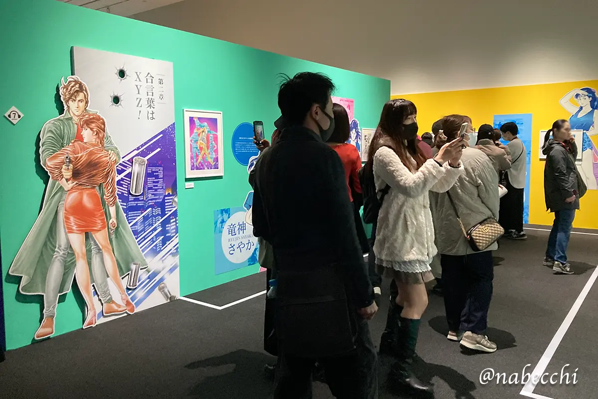 ティーハンター大原画展の会場内の賑わいと、展示作品を鑑賞する来場者たち