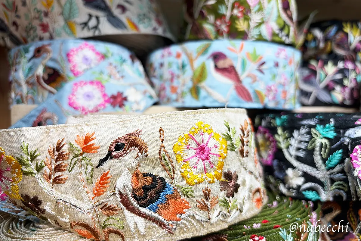 繊細な刺繍が施されたリボンの拡大写真。