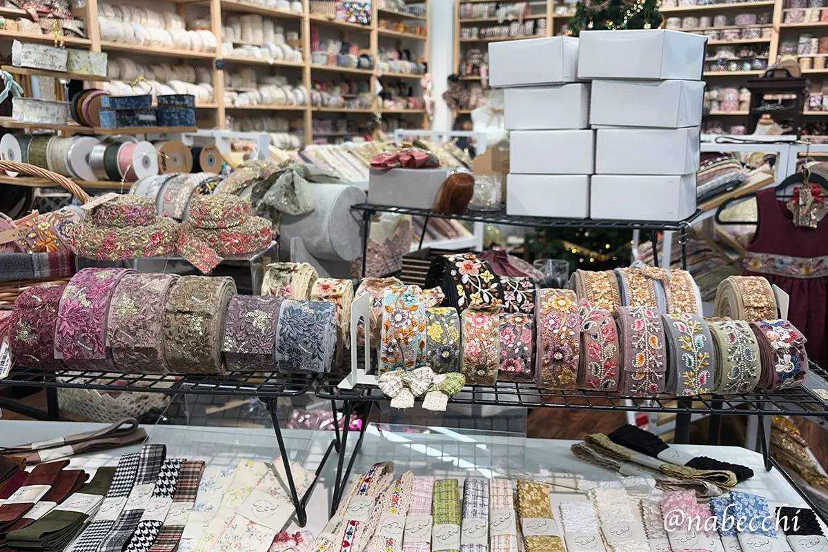 3号館の刺繍リボン店の店内の様子。棚に並ぶ無数のリボン。