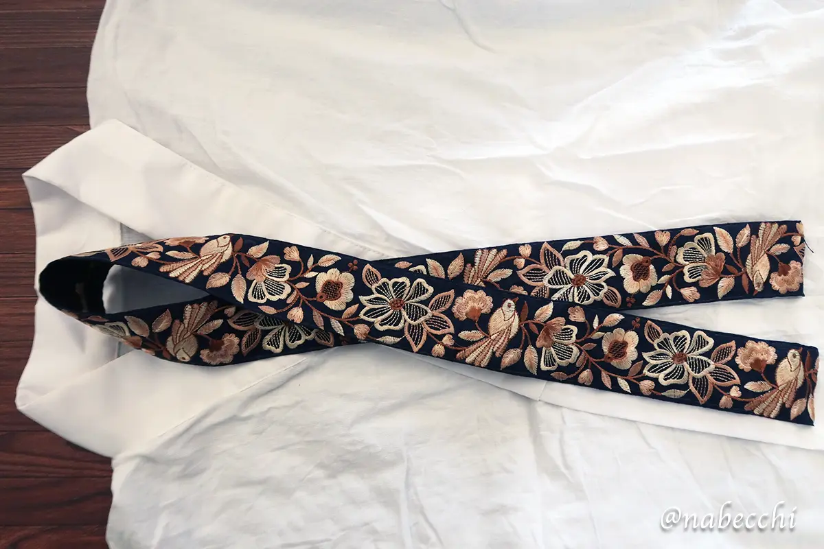 手順1：半衿用刺繍リボンを中央で折る