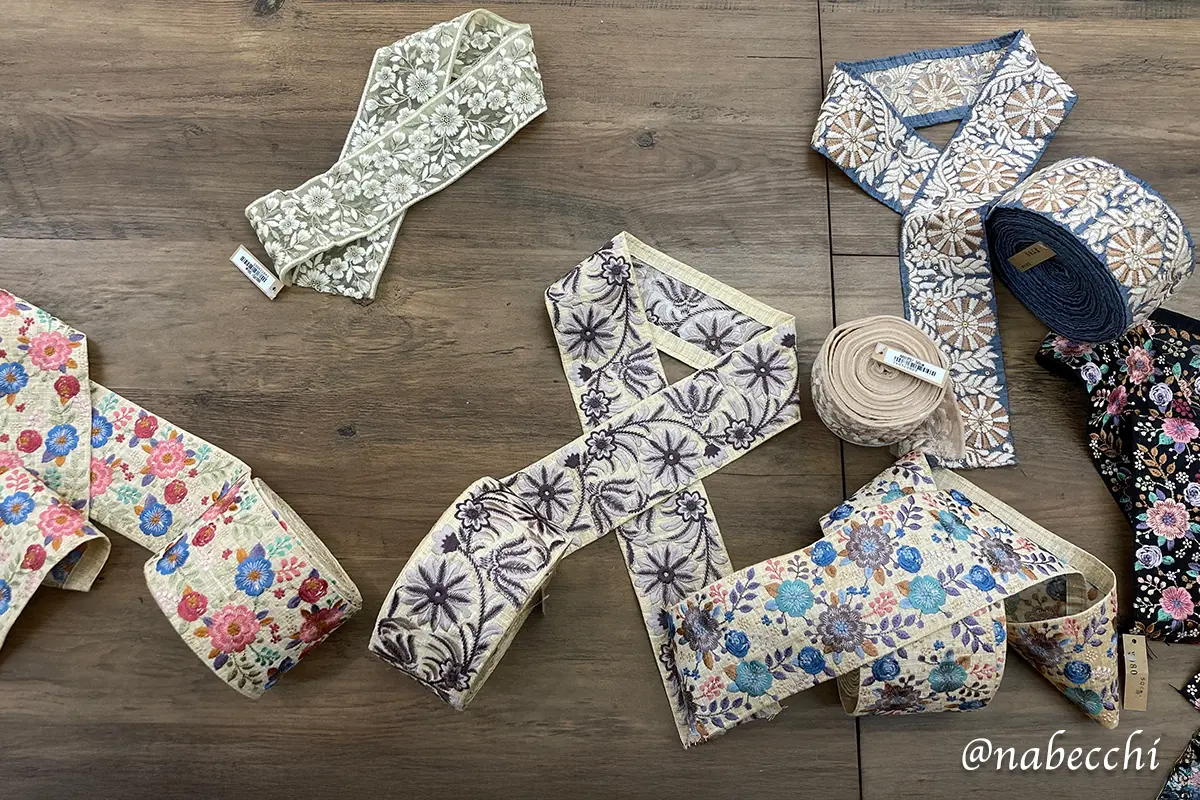 テーブルに広げられた多数のインド刺繍リボン