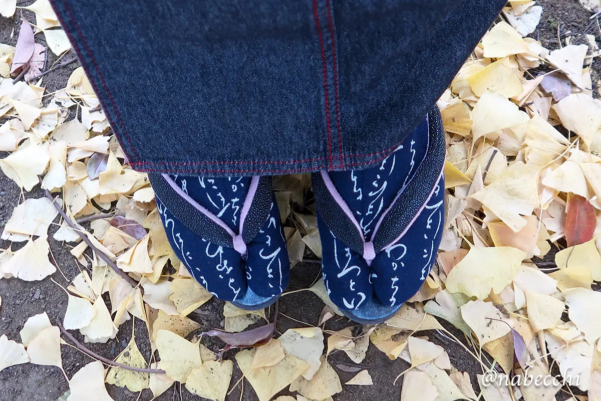 紺色の「いろは」柄の足袋と、カレンブロッソのエイ革の鼻緒の草履