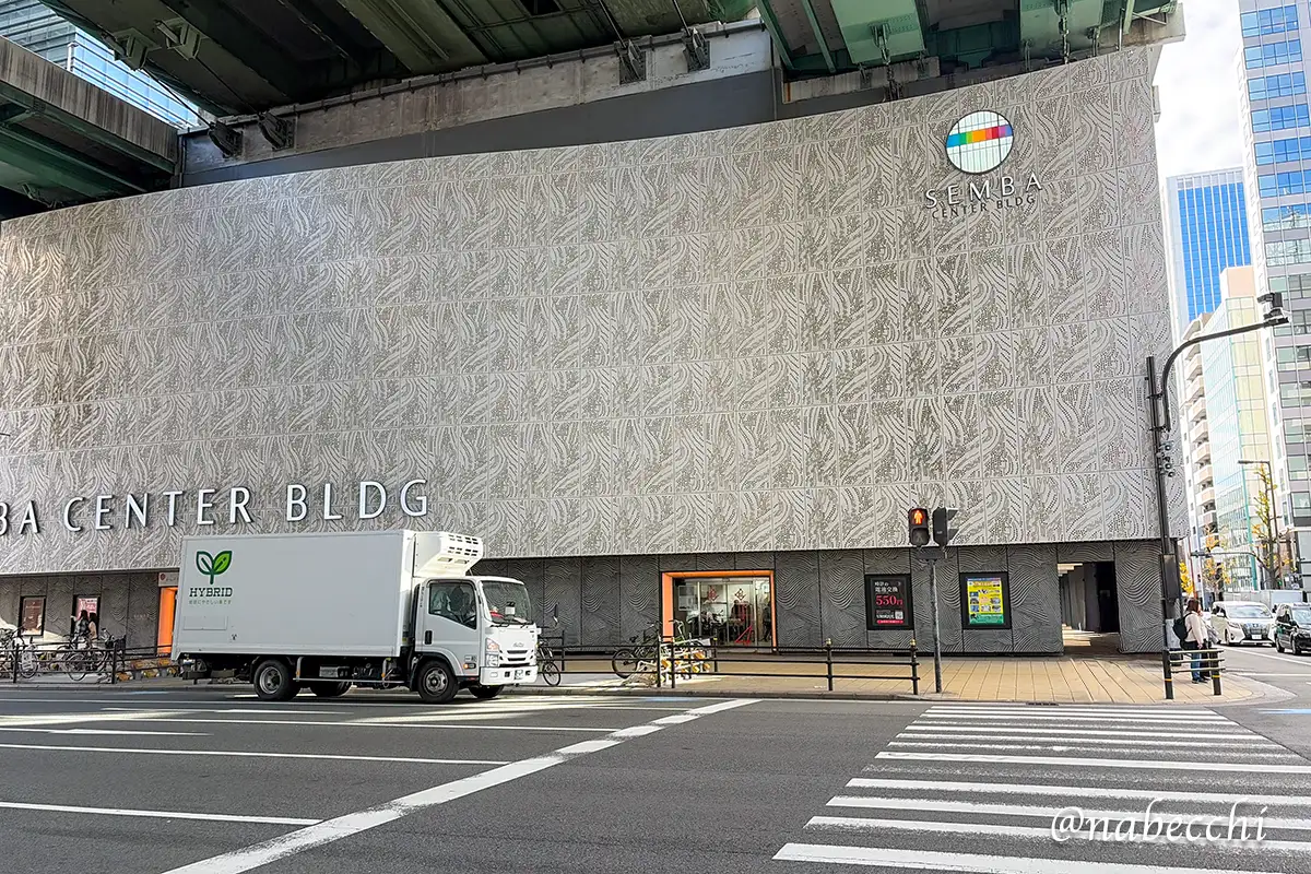 船場センタービルの外観。巨大なビルが続く大阪の問屋街。