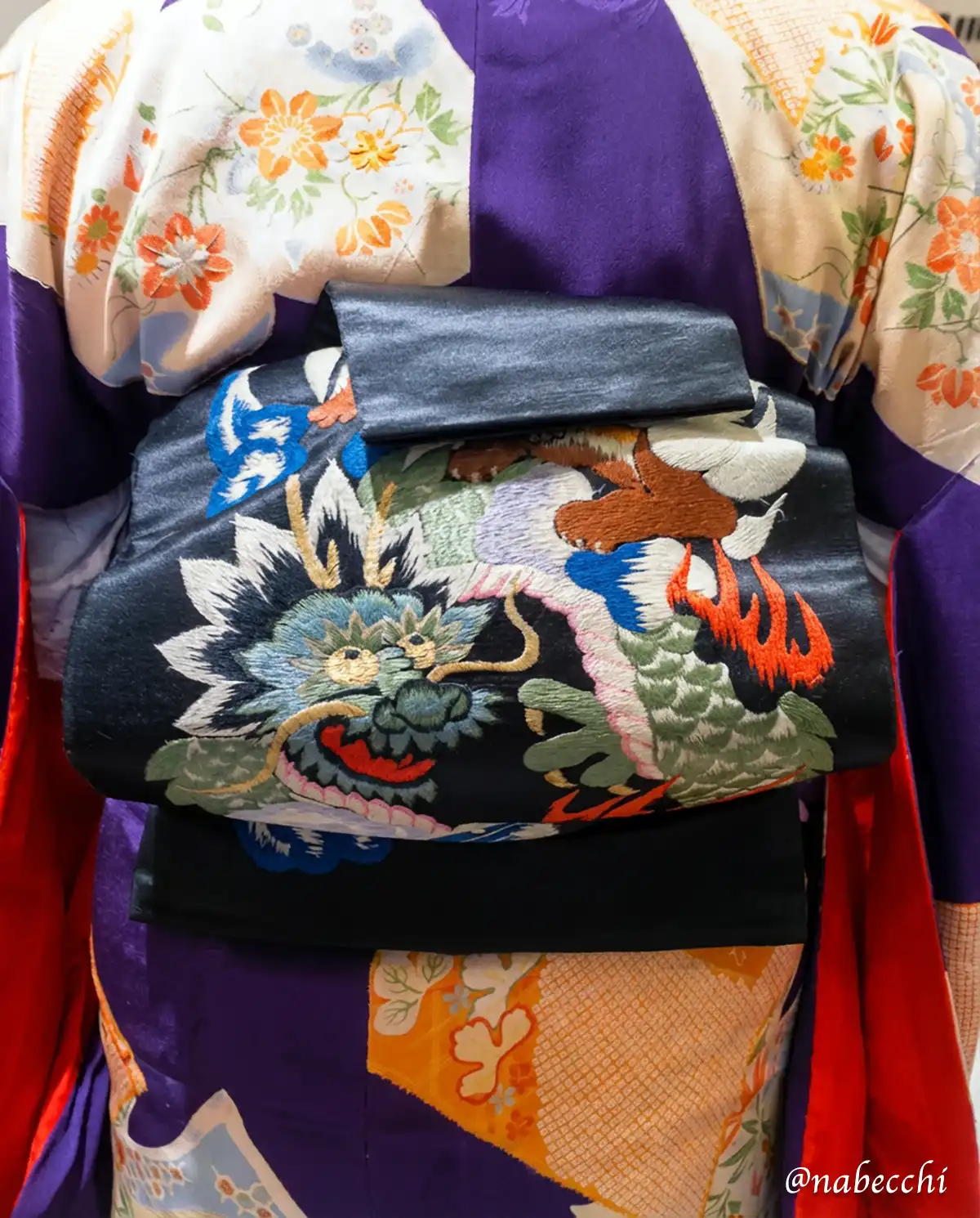 アンティーク着物に映える黒繻子の龍と獅子刺繍帯の後ろ姿（お太鼓結び）