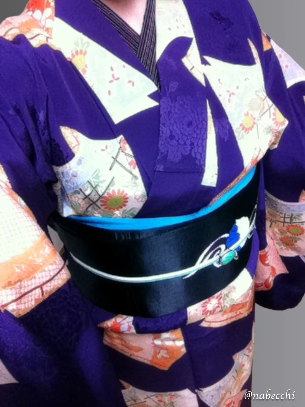 龍と獅子刺繍帯の前面コーディネート。宝珠の柄に合わせた水色の帯揚げと緑の帯留め。