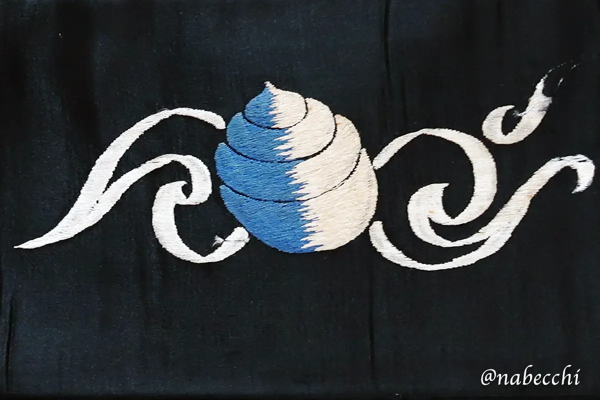 アンティーク刺繍帯に描かれた宝珠(ほうじゅ)のアップ