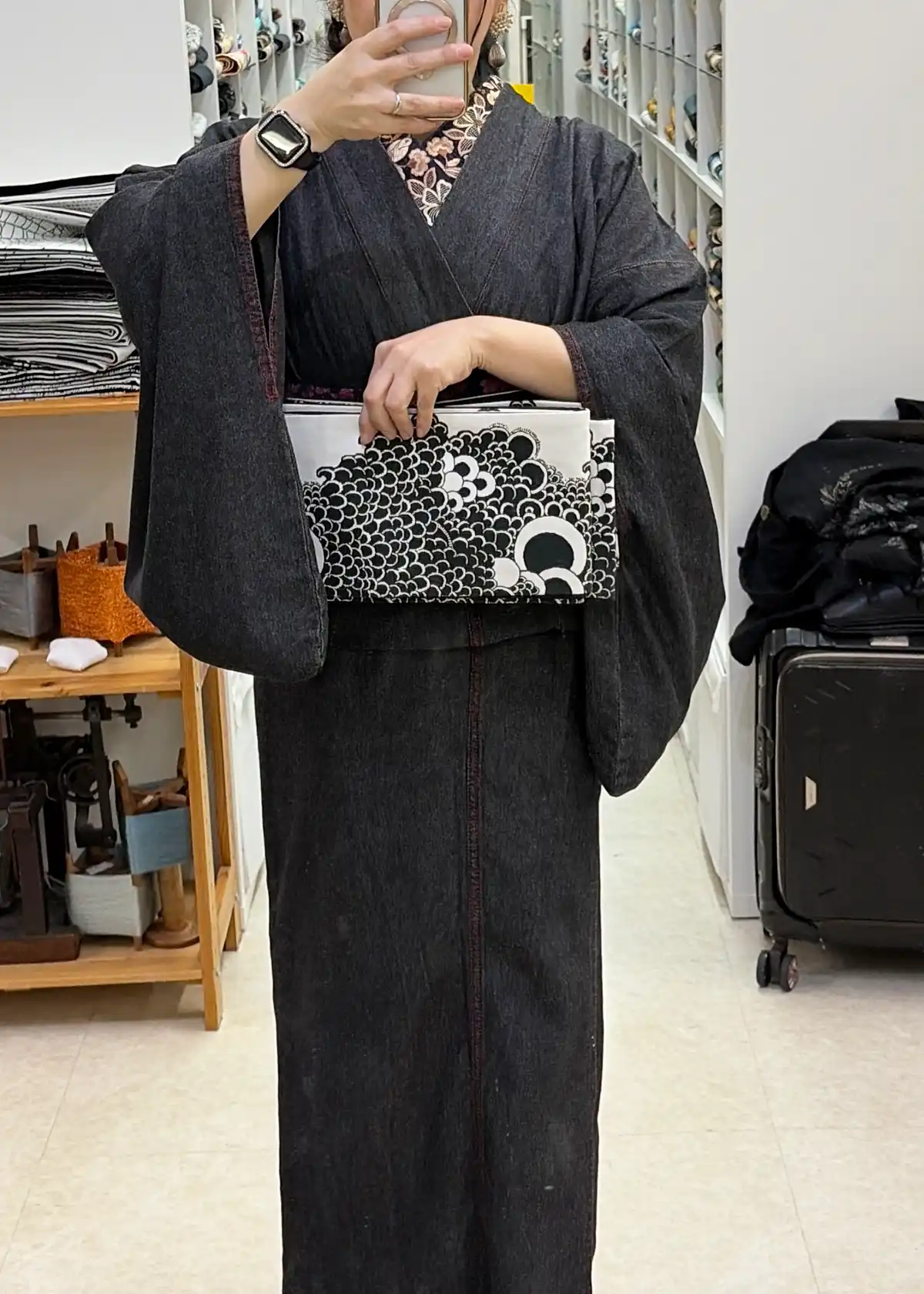 白地に黒のドット（泡模様）のようなモダンな帯を、デニム着物の帯位置に合わせて相性を確認中。