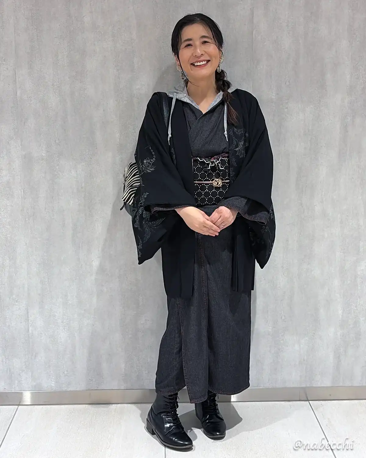 黒デニム着物にパーカーを重ねたライブ向けカジュアルコーデ 正面スタイル