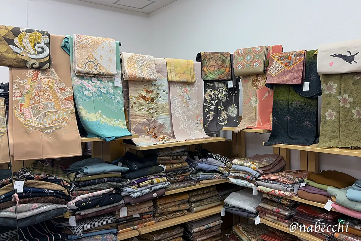 船場センタービルのリサイクル＆アンティーク着物店kimonoきたやの店内の様子