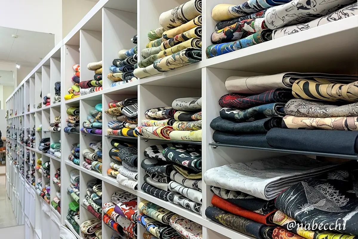 居内商店の棚に並ぶ、文学作品や浮世絵、タイポグラフィなどがプリントされたモダンな帯の数々。