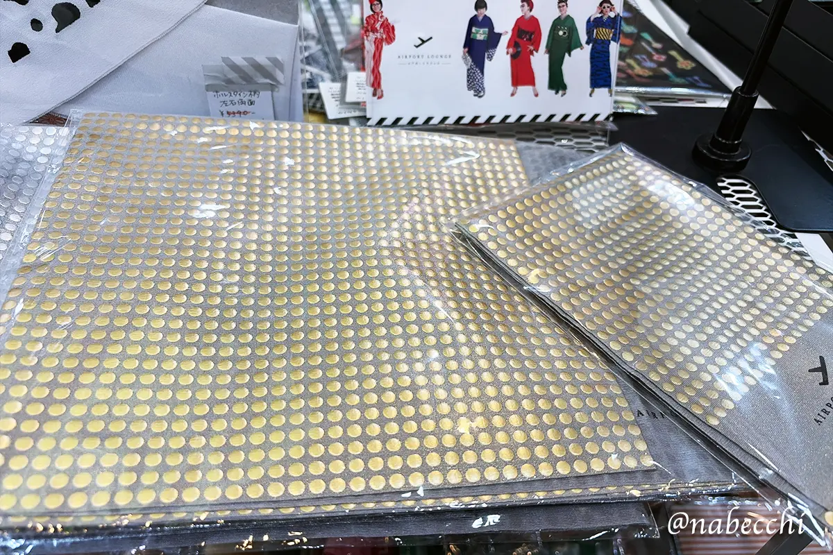 候補に上がったメタリックシリーズ。シルバーの金属的なドット柄がモダンな印象。