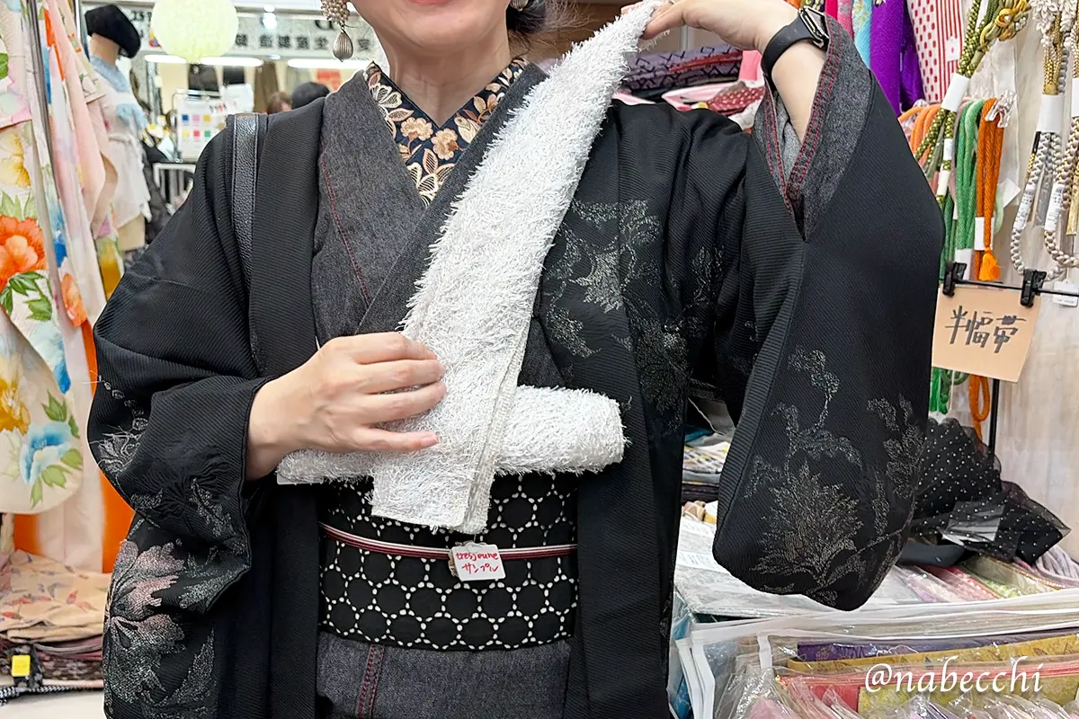 デニム着物にライトシルバーの「もけもけ」半衿と帯揚げを当てて試す